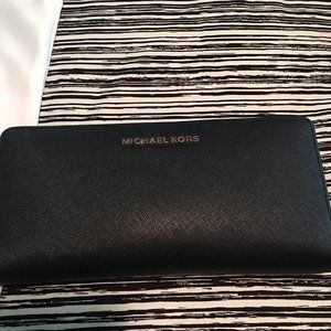 MICHAEL KORS ZIP AROUND LEATHER WALLET